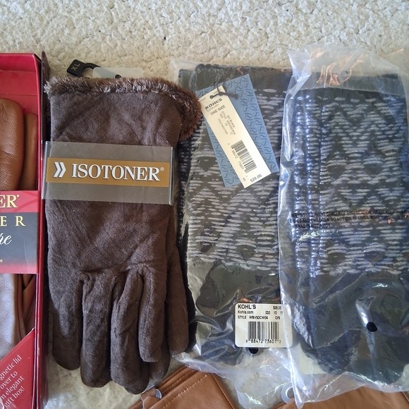 New Lot Of 11 Isotoner Women's Assorted Gloves - Black, Brown, Tan - Picture 3 of 6